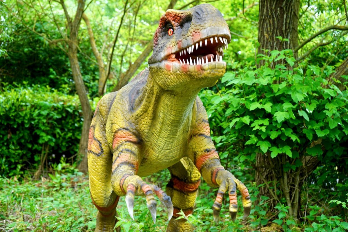 Szcztuczny dinozaur na tle parku 