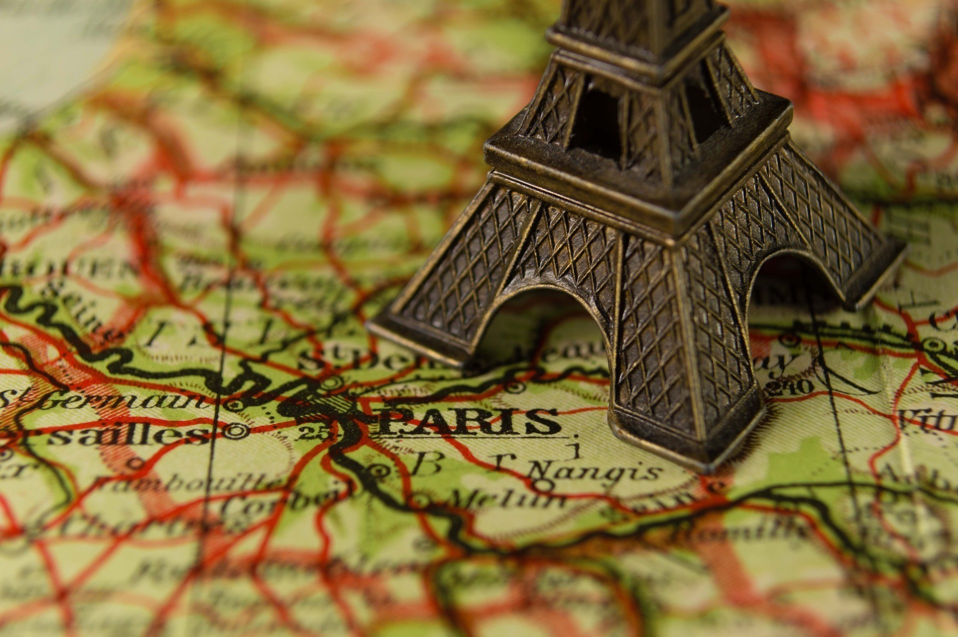 Figurka wieży Eiffla postawiona na mapie Francji 